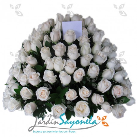 Canasta de rosas blancas